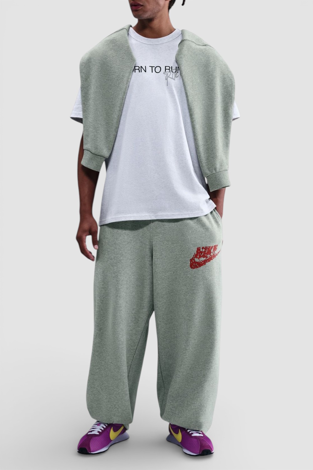 תמונת כל הלוק של חולצת טי נייקי X דברים מוזרים